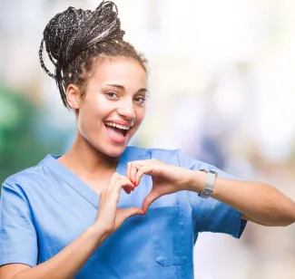 Eine Servicekraft bei PFLEGEN & WOHNEN HAMBURG sorgt für das Wohlbefinden der Bewohner und formt ein Herz.