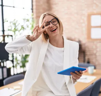 Frau im Konferenzraum plant am Tablet das Trainee-Programm für künftige Führungskräfte bei PFLEGEN & WOHNEN HAMBURG.