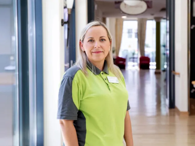 Ewelina Kwasny-Wojjtowicz, Pflegekraft bei PFLEGEN & WOHNEN FINKENAU, engagiert sich für die Bewohner.