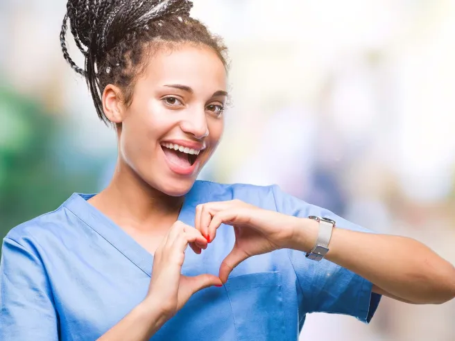 Eine Servicekraft bei PFLEGEN & WOHNEN HAMBURG sorgt für das Wohlbefinden der Bewohner und formt ein Herz.