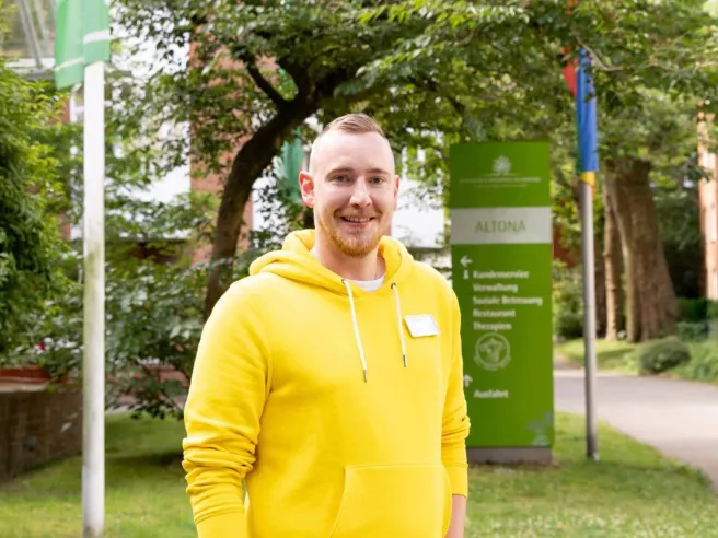 Mitarbeiter Ole Hansen, Wohnbereichsleitung bei PFLEGEN & WOHNEN Altona, übernimmt viel Verantwortung.