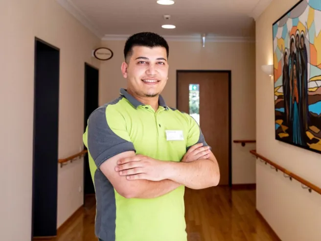 Gesundheits- und Pflegeassistent Jaid Shani Baqi engagiert sich bei PFLEGEN & WOHNEN Finkenau mit Herz.